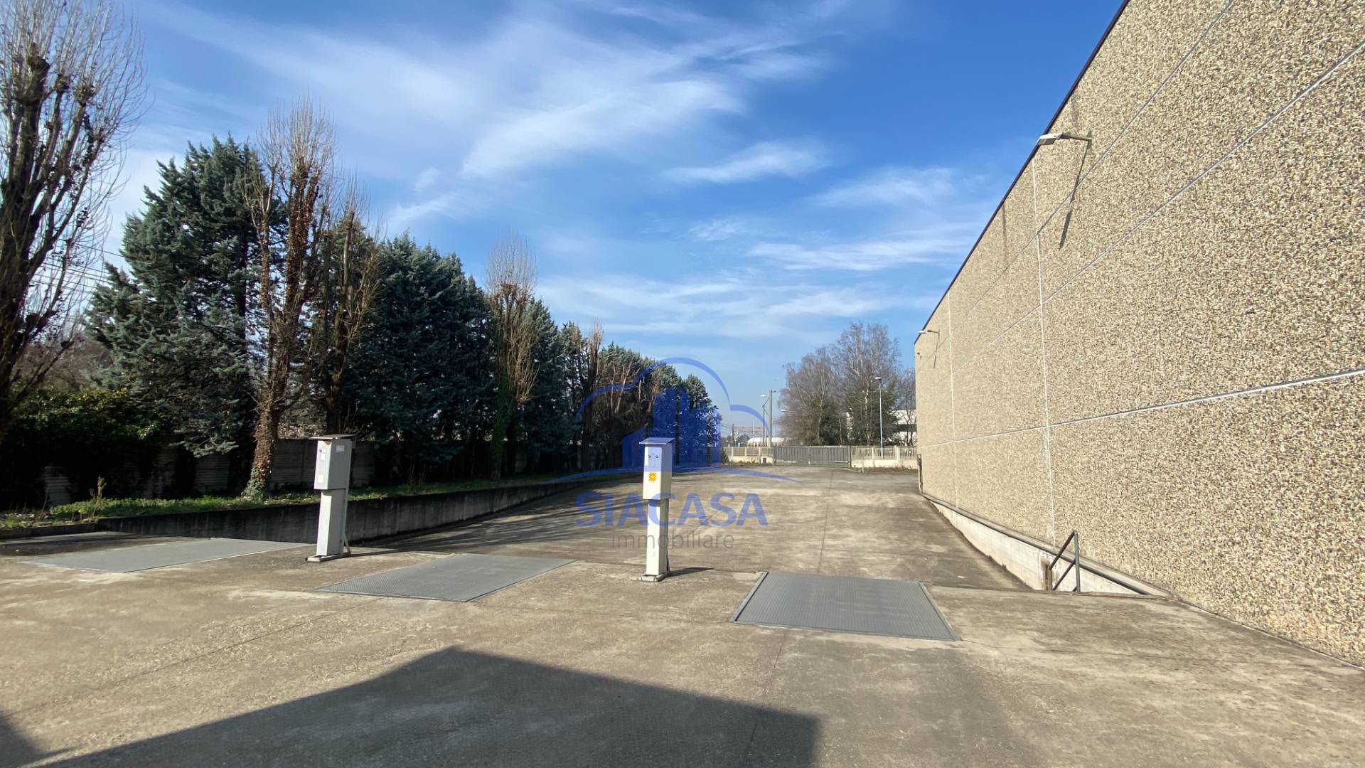 Capannoni in vendita a Desio