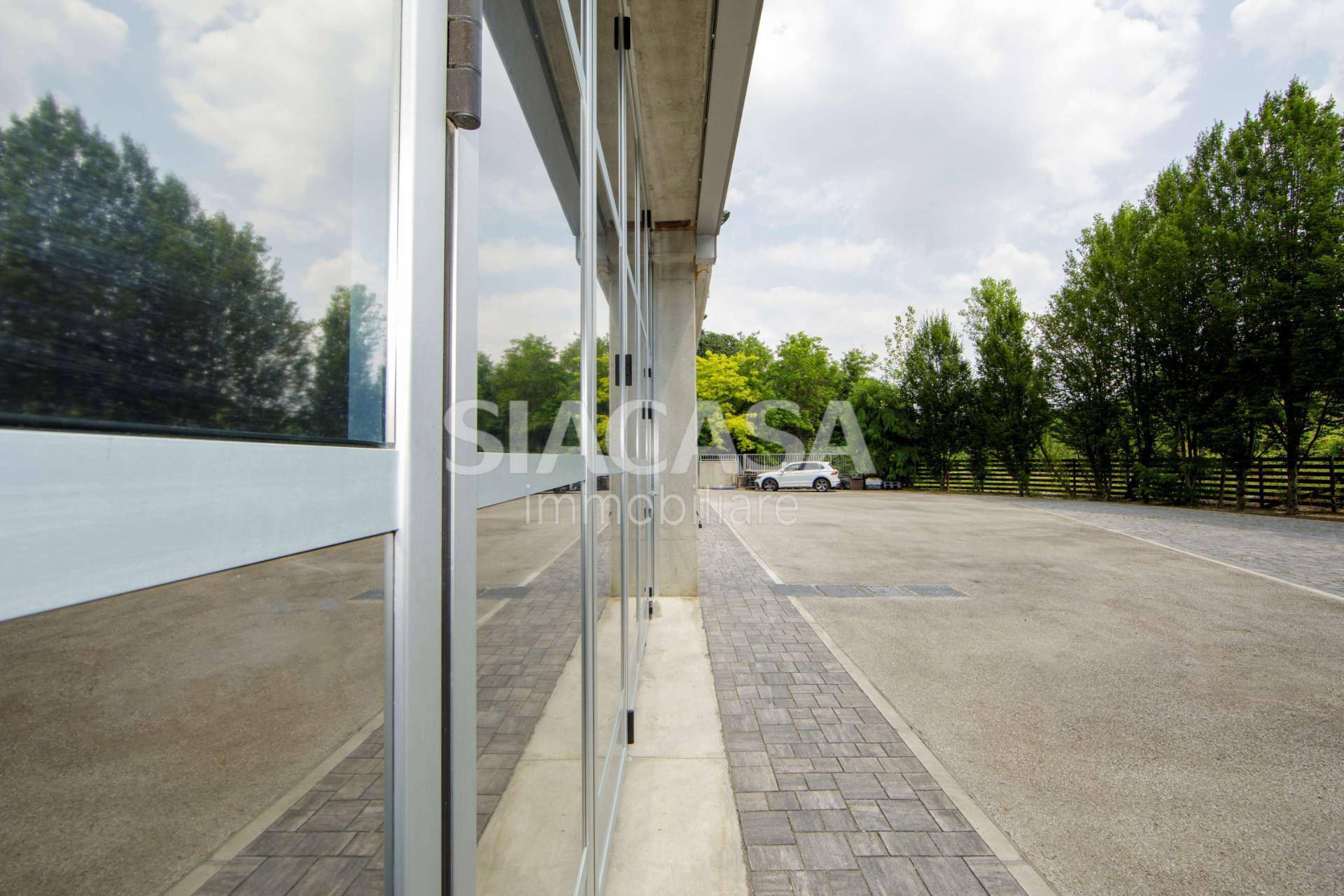 Capannoni in affitto a Erba