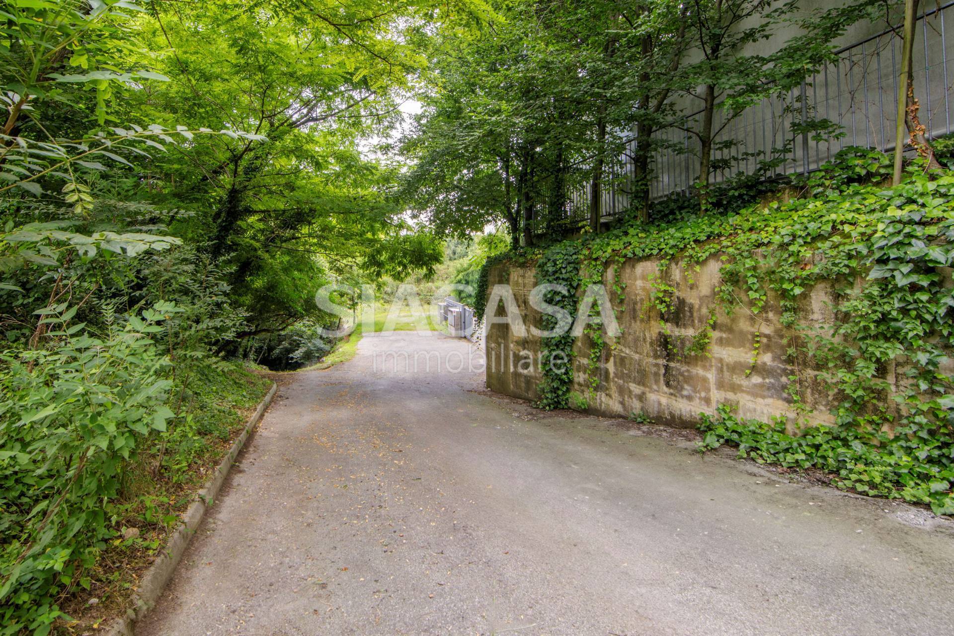 Capannoni in affitto a Erba