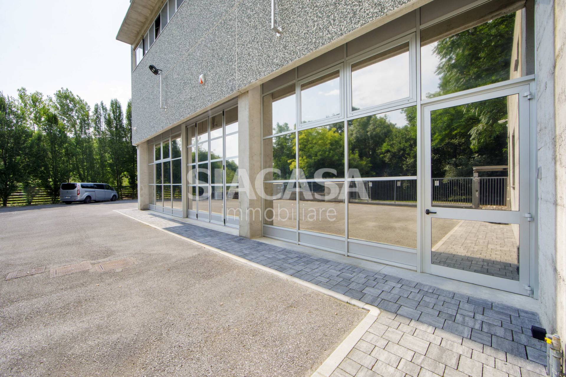 Capannoni in affitto a Erba