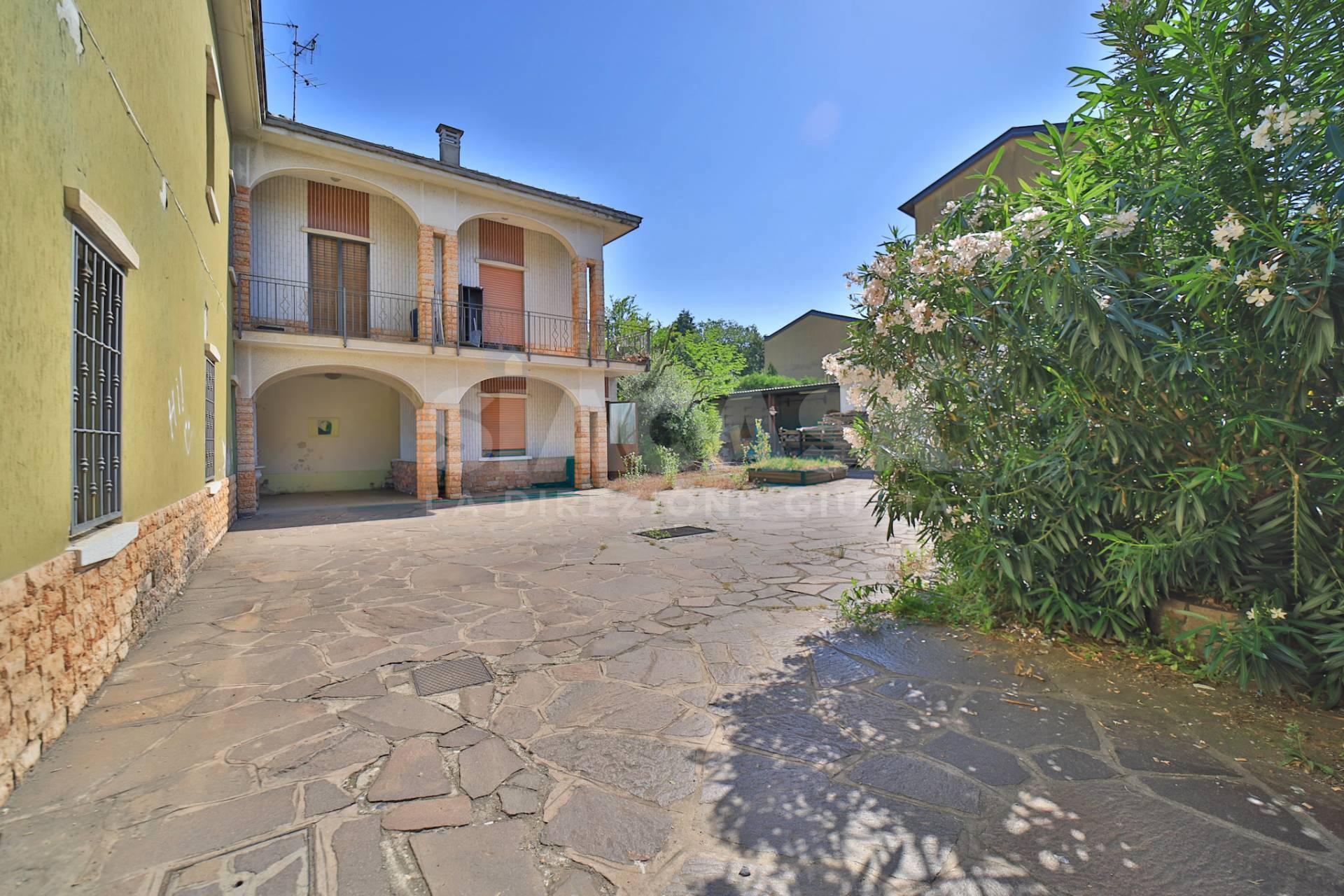 Edificio in vendita a Cornate d'Adda, Colnago
