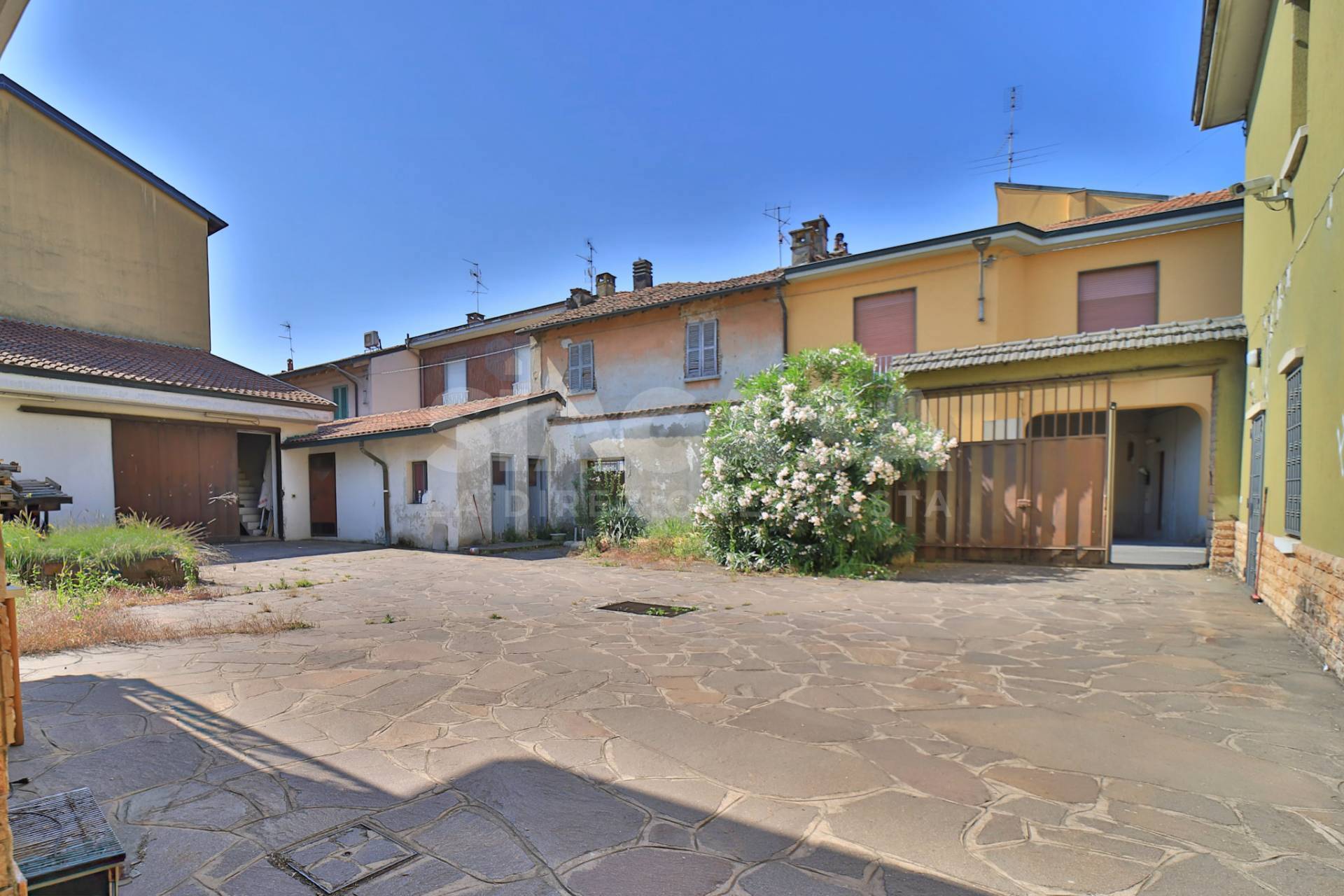Edificio in vendita a Cornate d'Adda, Colnago