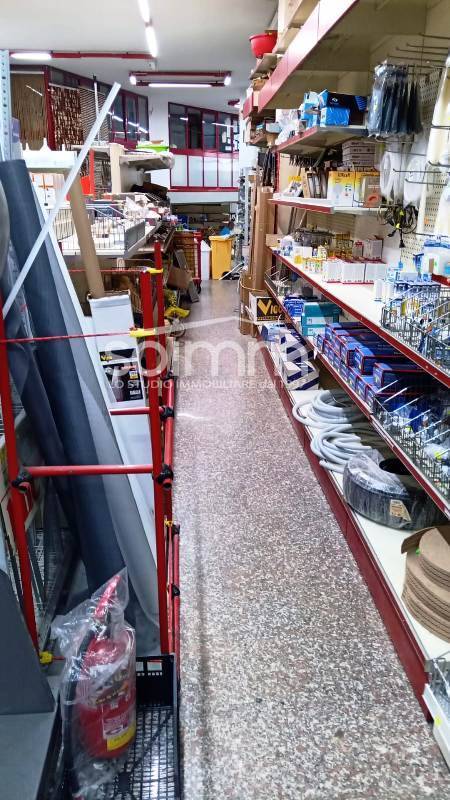 Locale commerciale in affitto a Cagliari