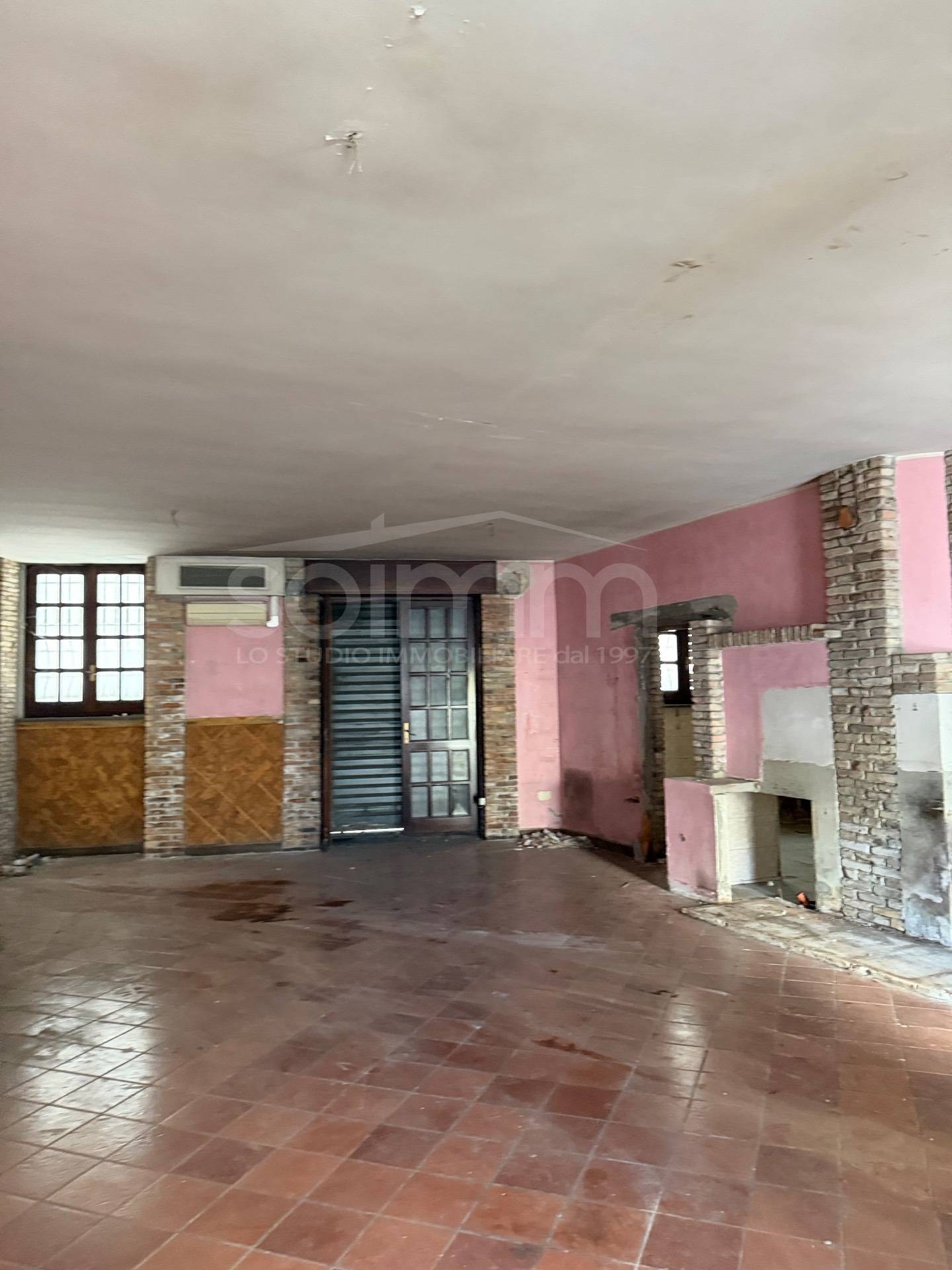 Locale commerciale in affitto a Cagliari