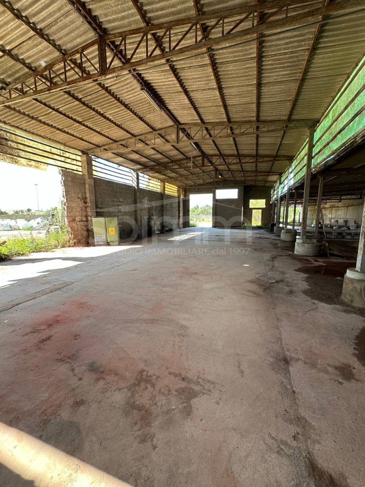 Capannone Commerciale in vendita a Elmas