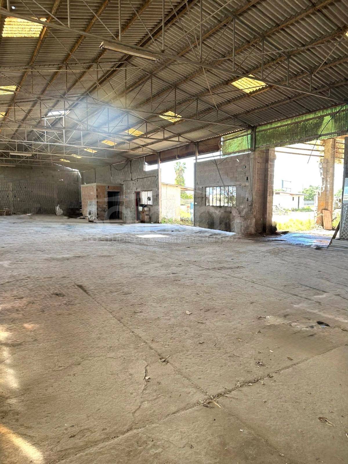 Capannone Commerciale in vendita a Elmas