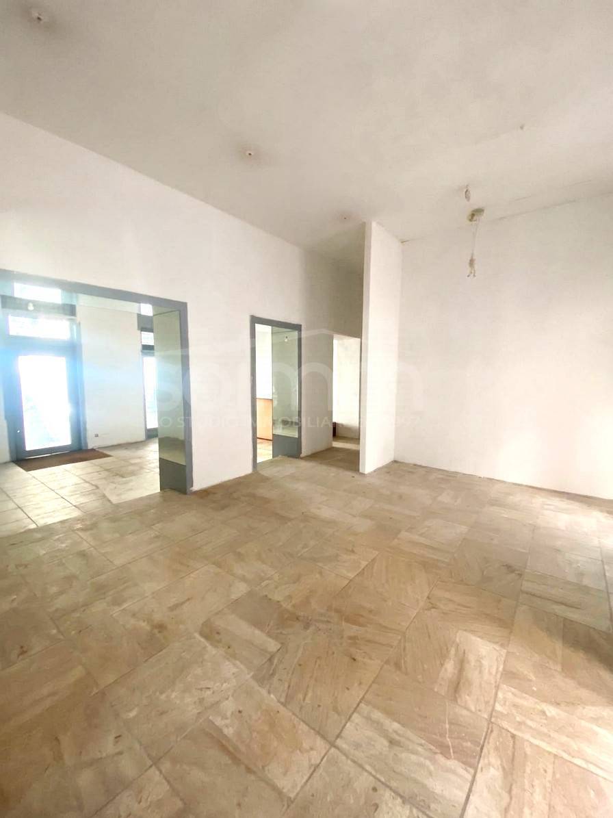 Locale commerciale in affitto a Cagliari