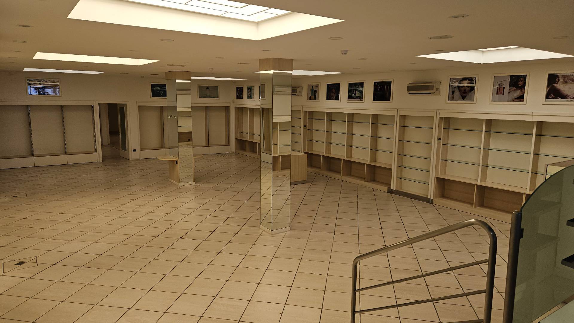 Locale commerciale in vendita a Ravenna, Molinetto