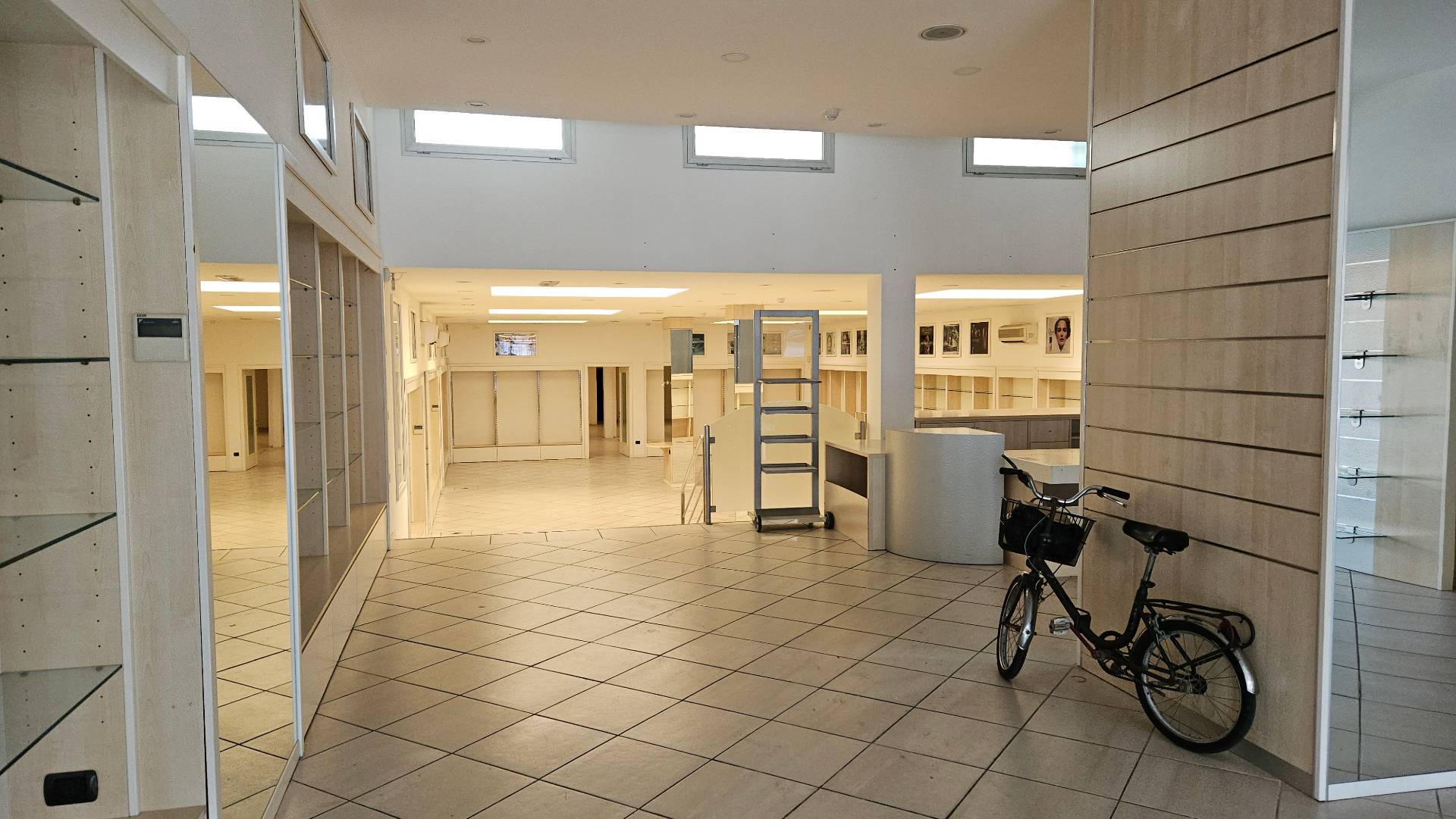 Locale commerciale in vendita a Ravenna, Molinetto