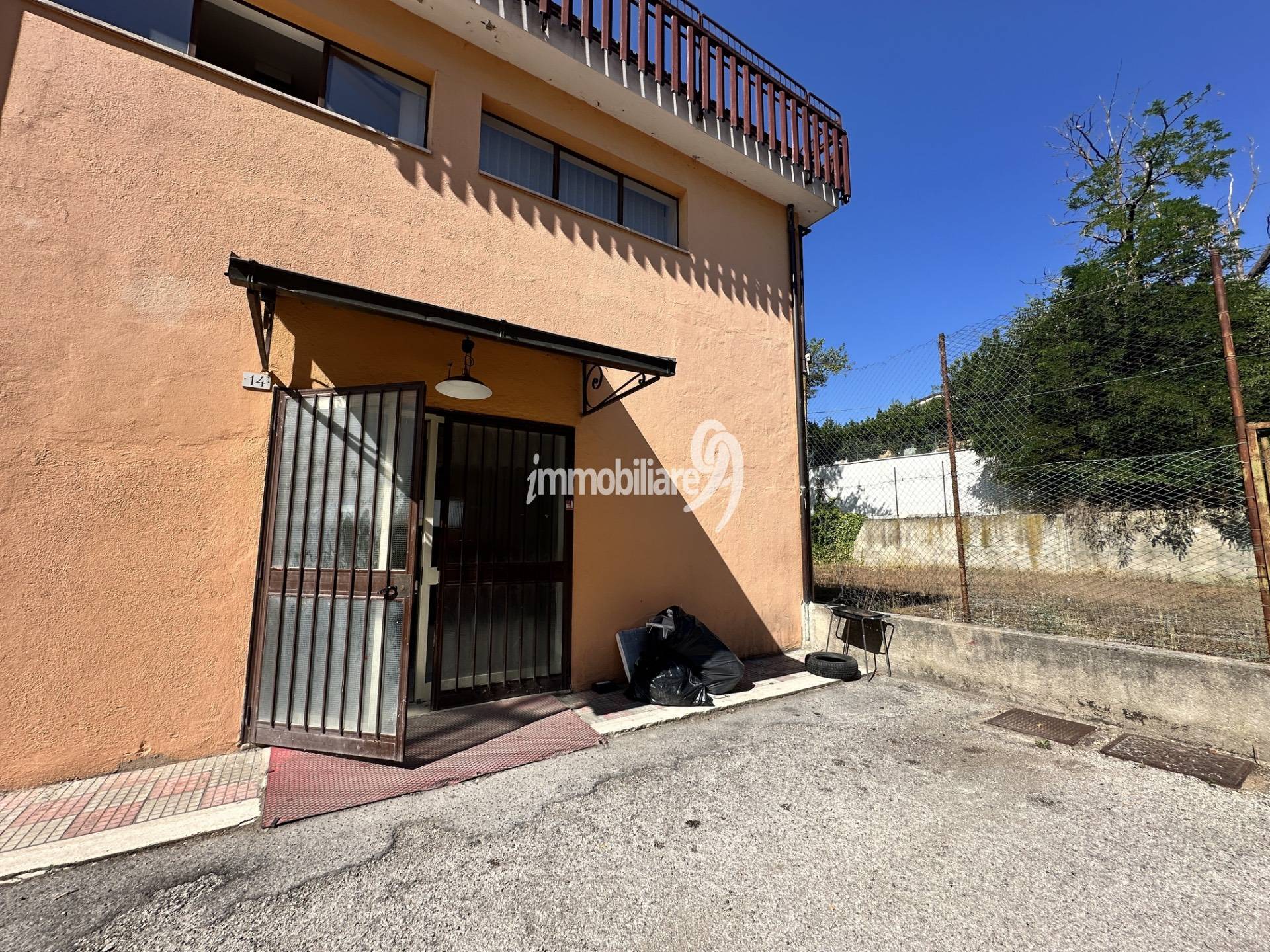 Locale commerciale in affitto a L'Aquila, Pile