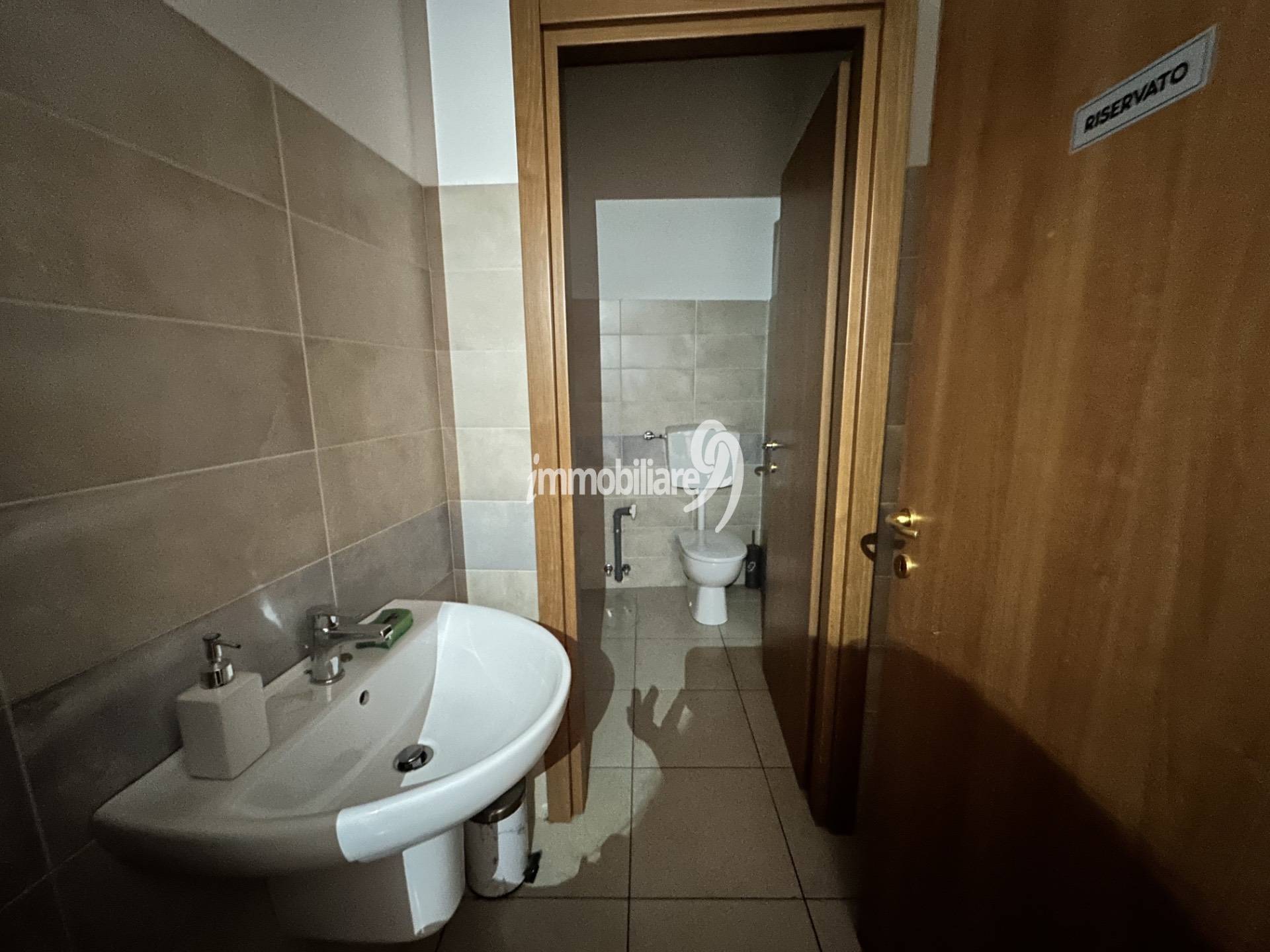 Attivit commerciale in affitto a L'Aquila