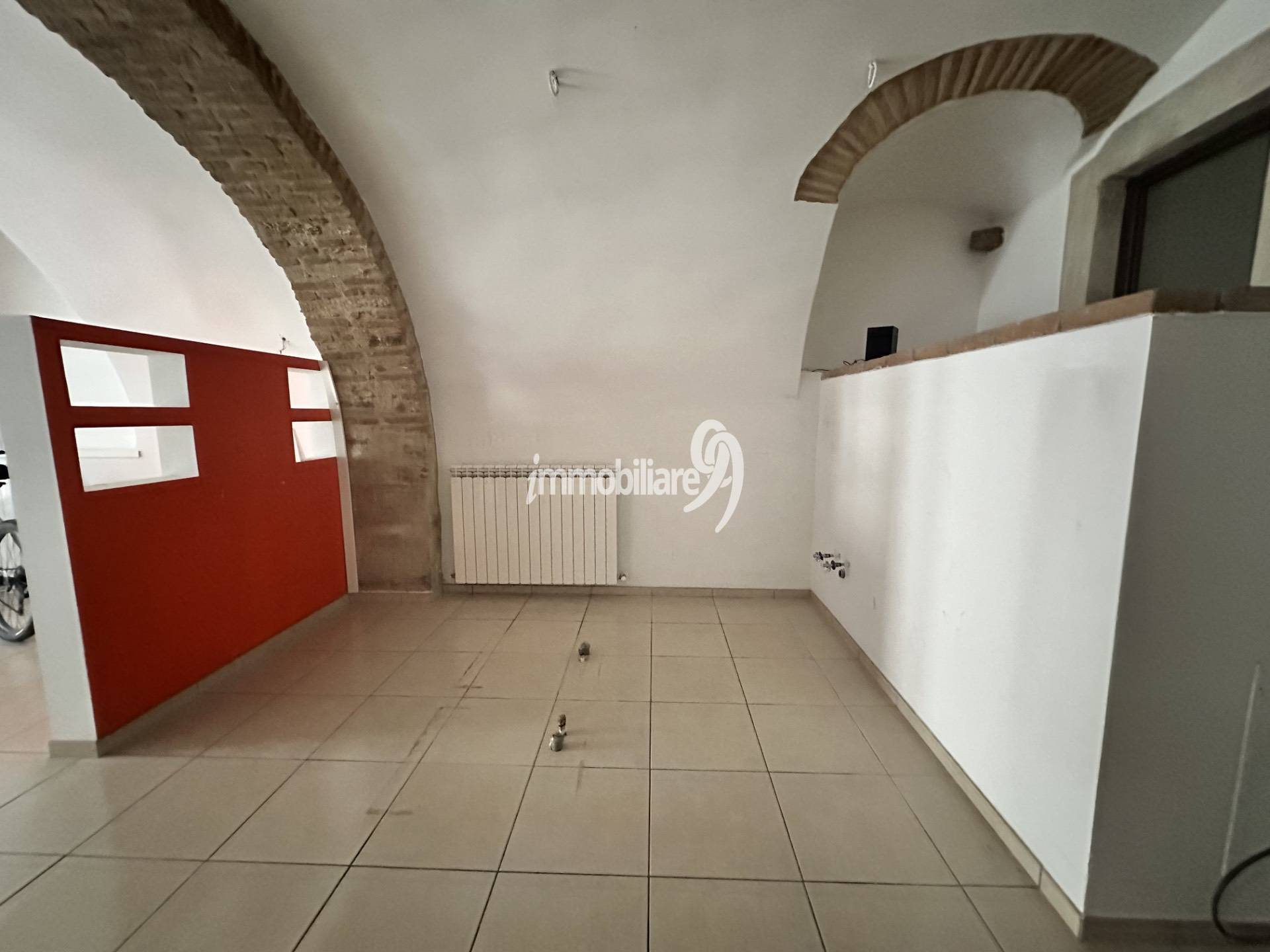 Attivit commerciale in affitto a L'Aquila