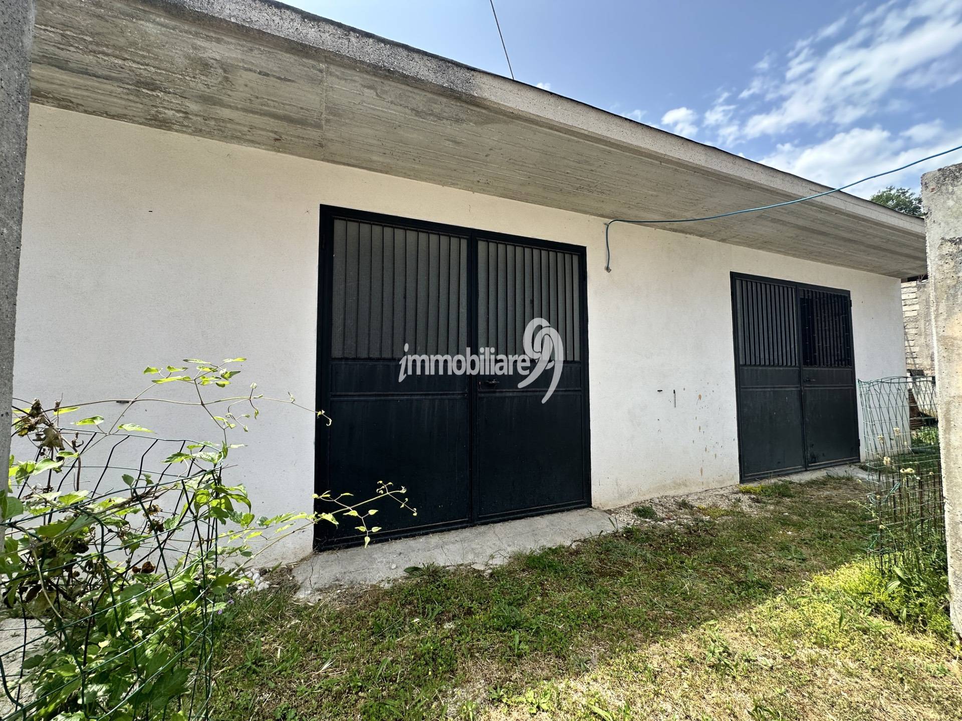 Box o garage in vendita a Ocre, San Felice