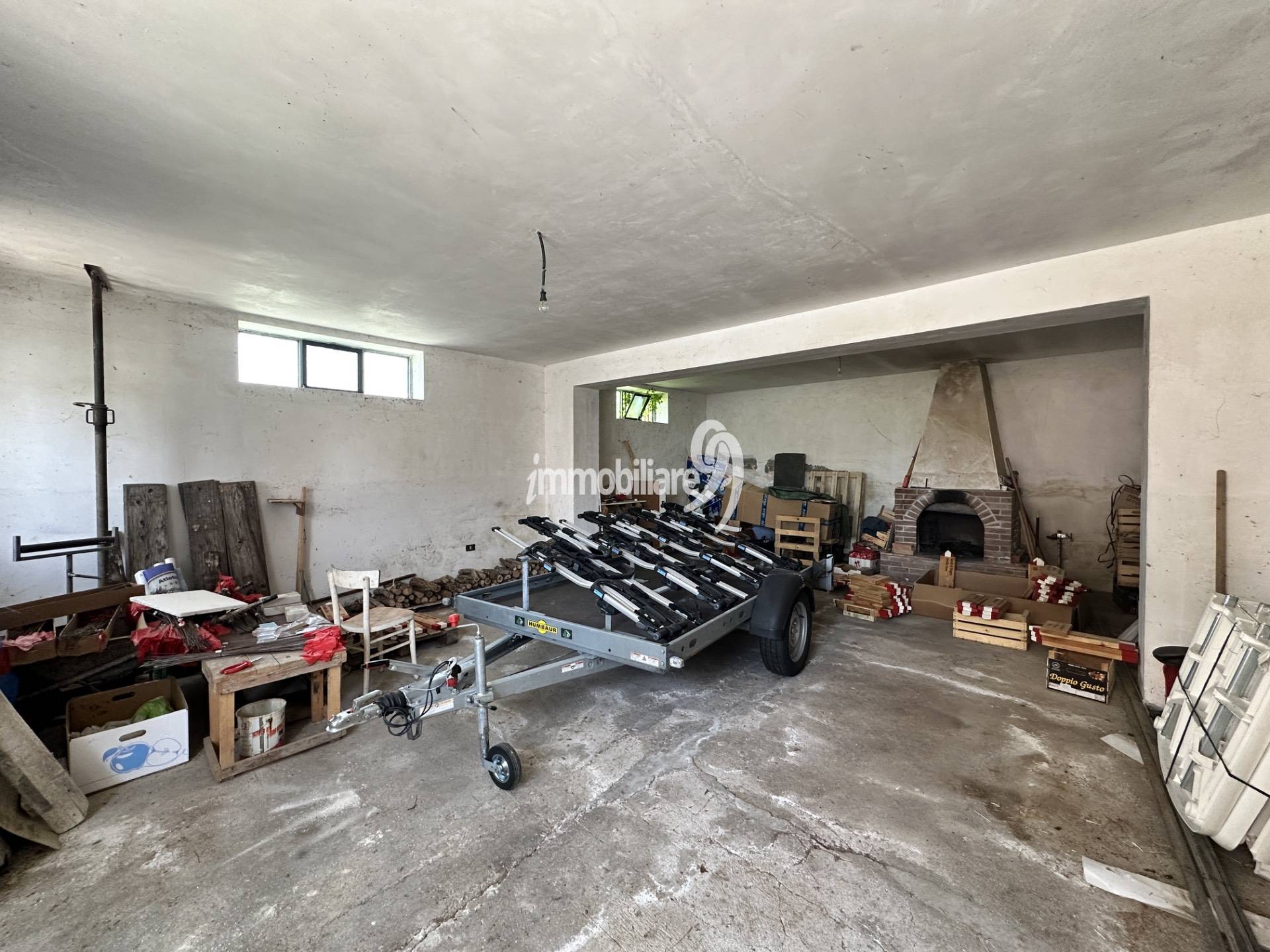 Box o garage in vendita a Ocre, San Felice