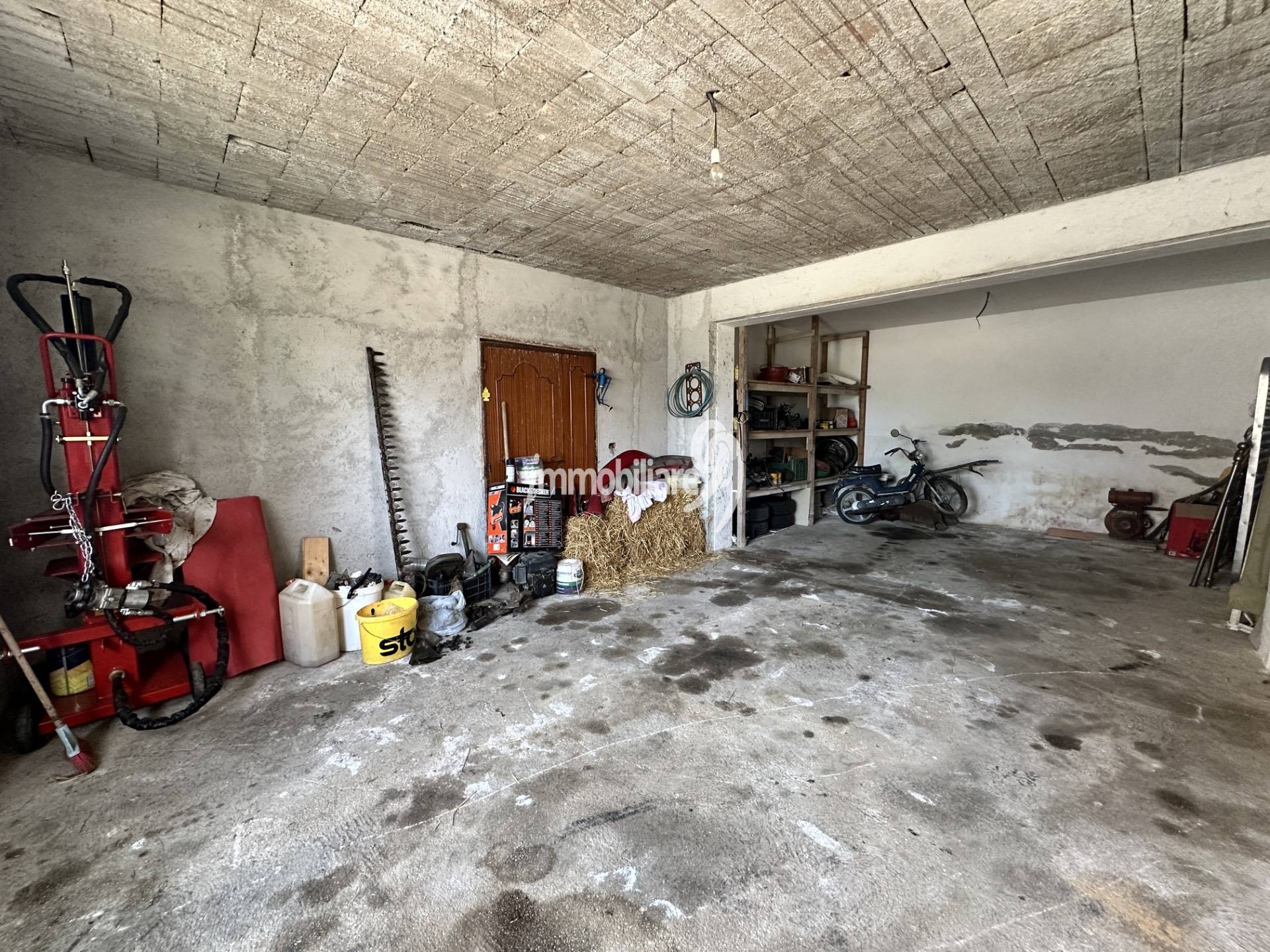 Box o garage in vendita a Ocre, San Felice