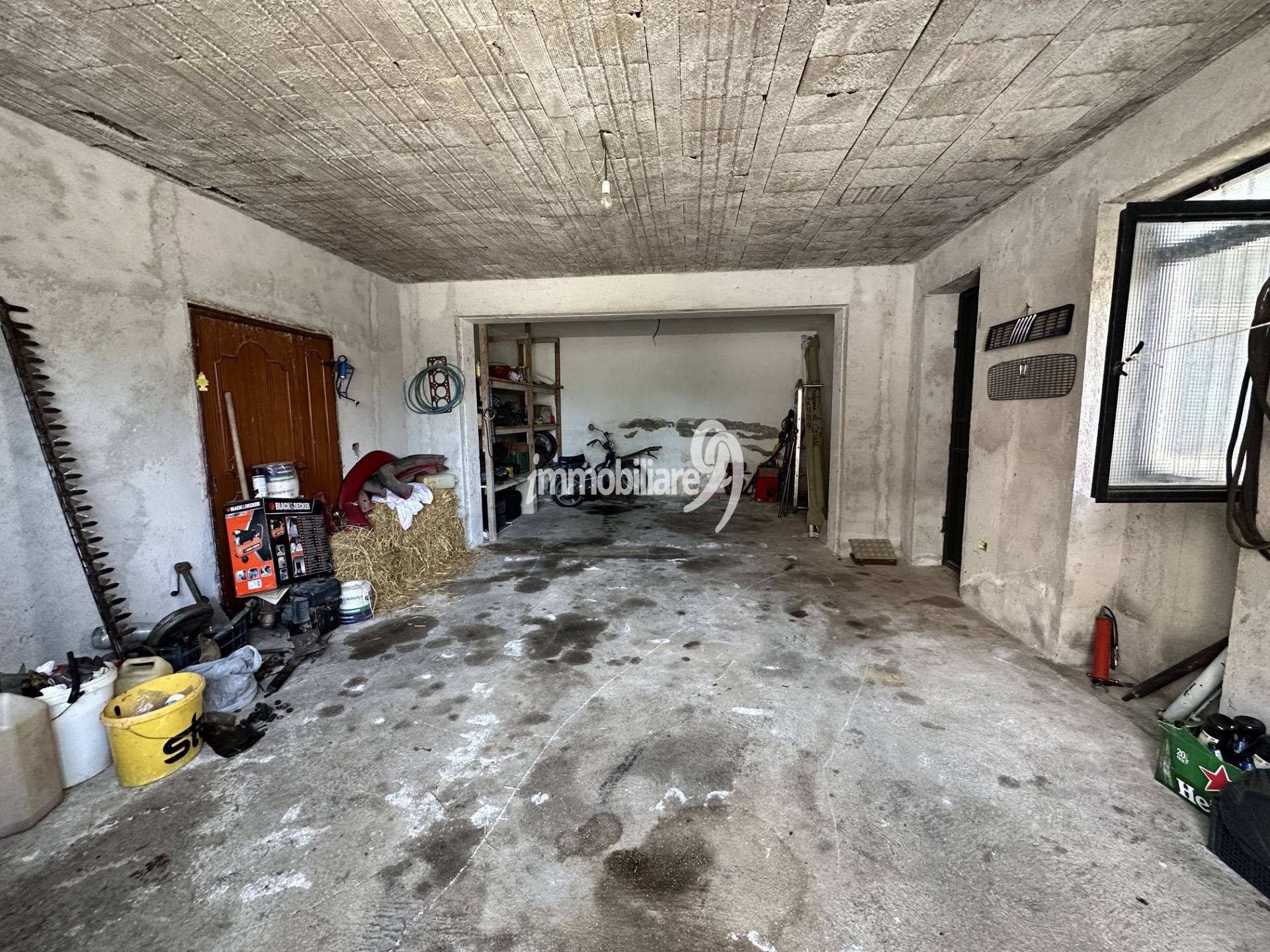 Box o garage in vendita a Ocre, San Felice