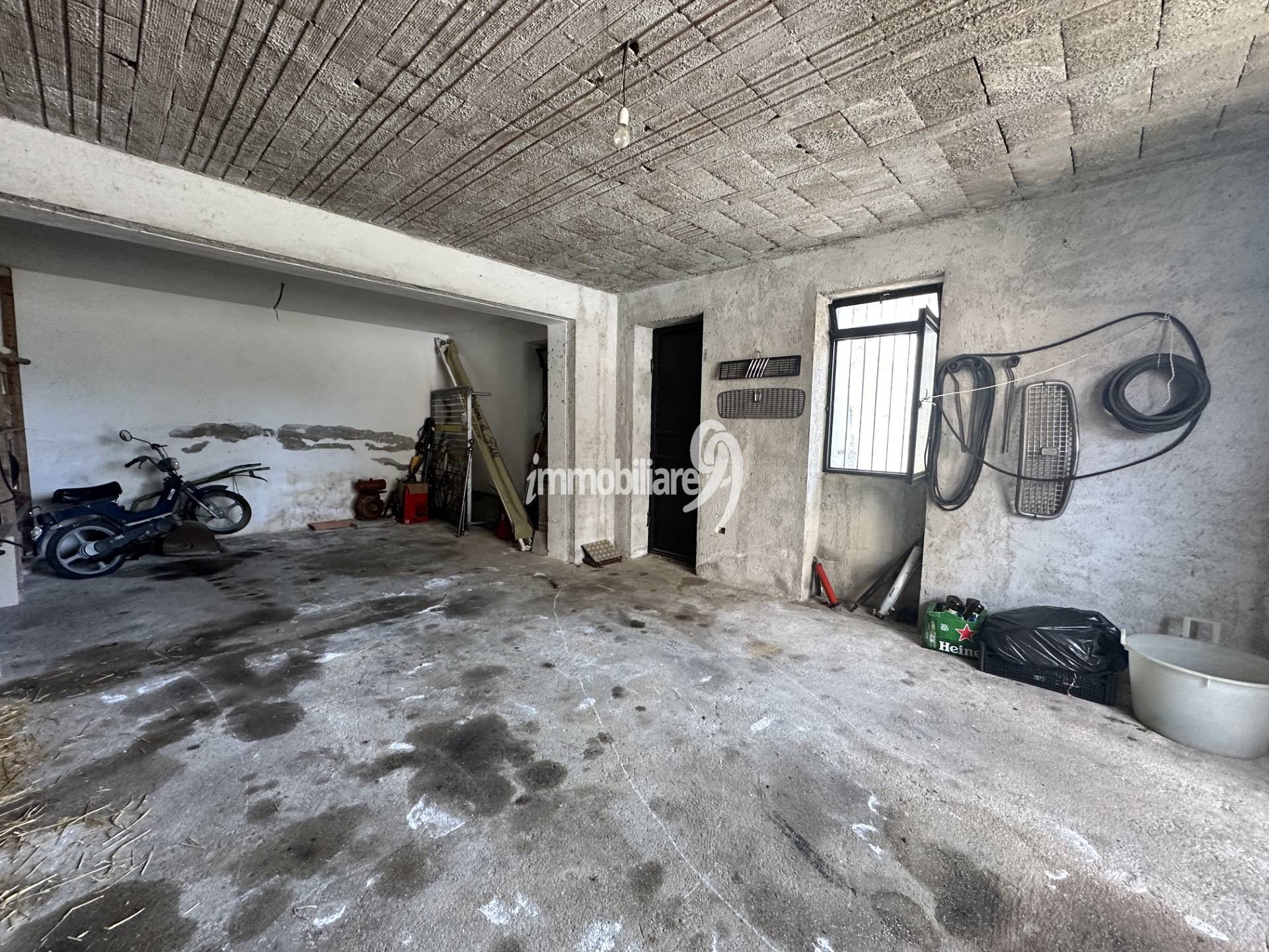 Box o garage in vendita a Ocre, San Felice