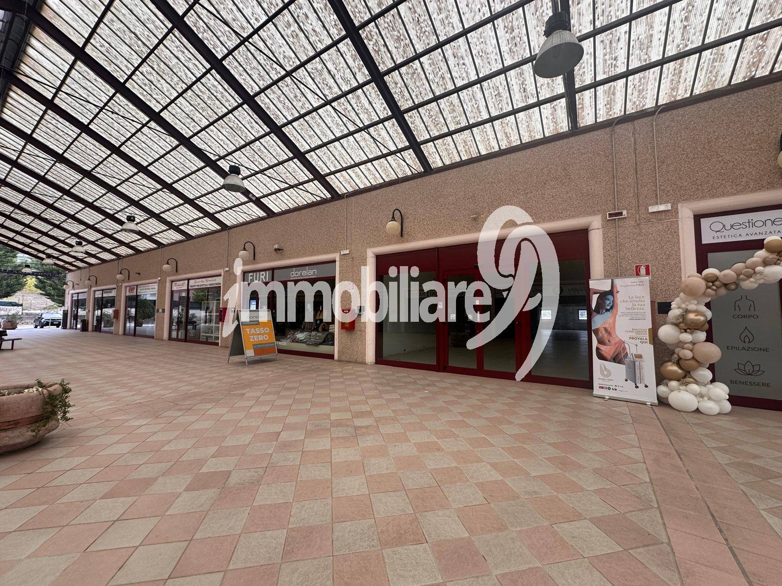 Locale commerciale in affitto a L'Aquila, Pettino