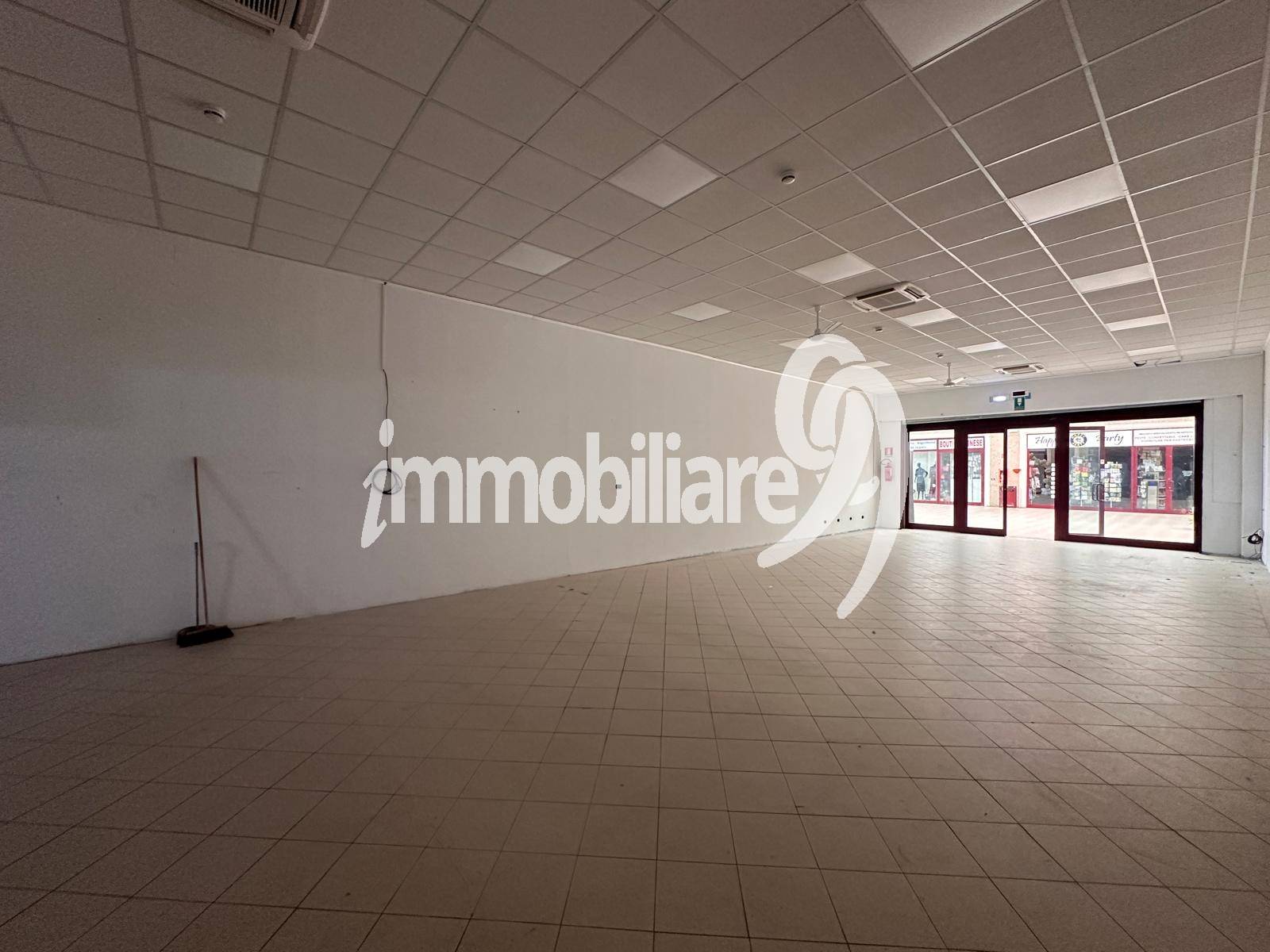Locale commerciale in affitto a L'Aquila, Pettino