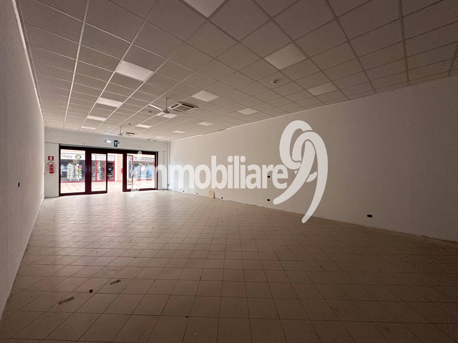 Locale commerciale in affitto a L'Aquila, Pettino