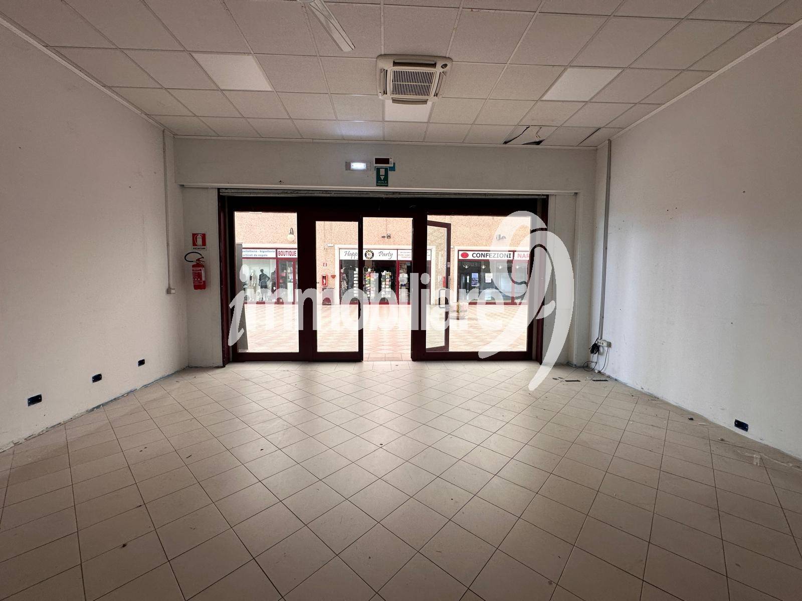 Locale commerciale in affitto a L'Aquila, Pettino