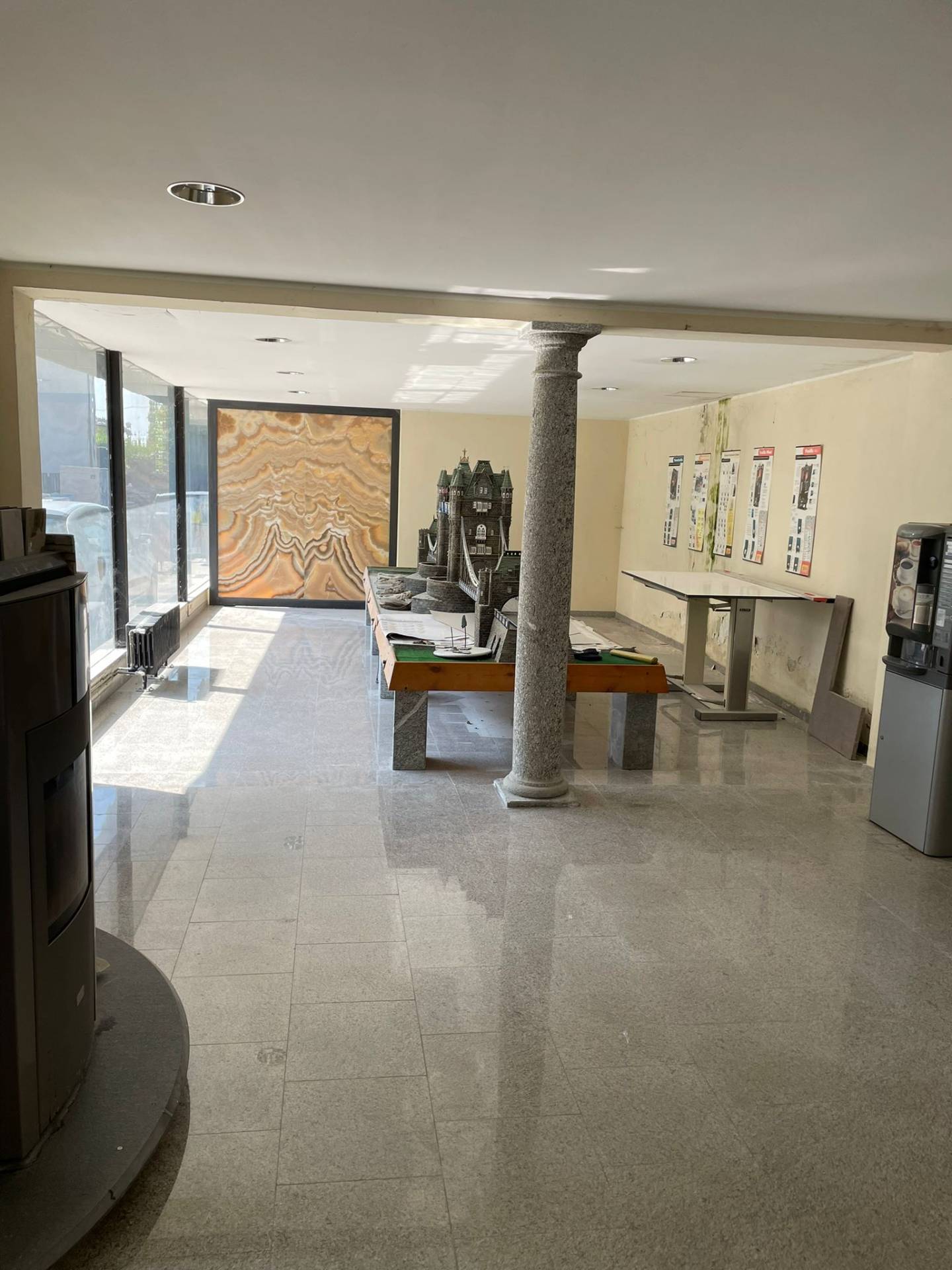 Capannone in vendita a Leggiuno, Cellina