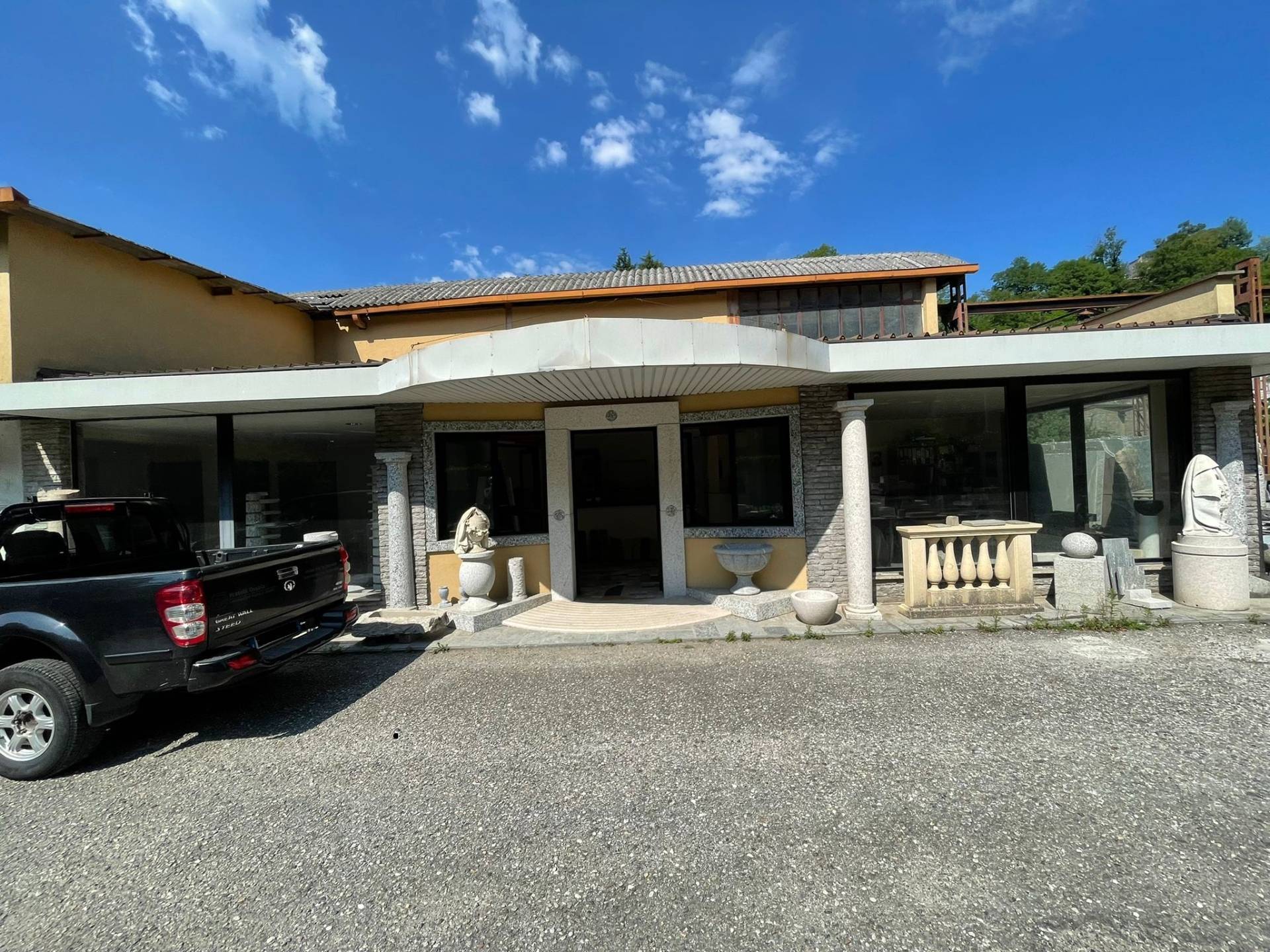 Capannone in vendita a Leggiuno, Cellina