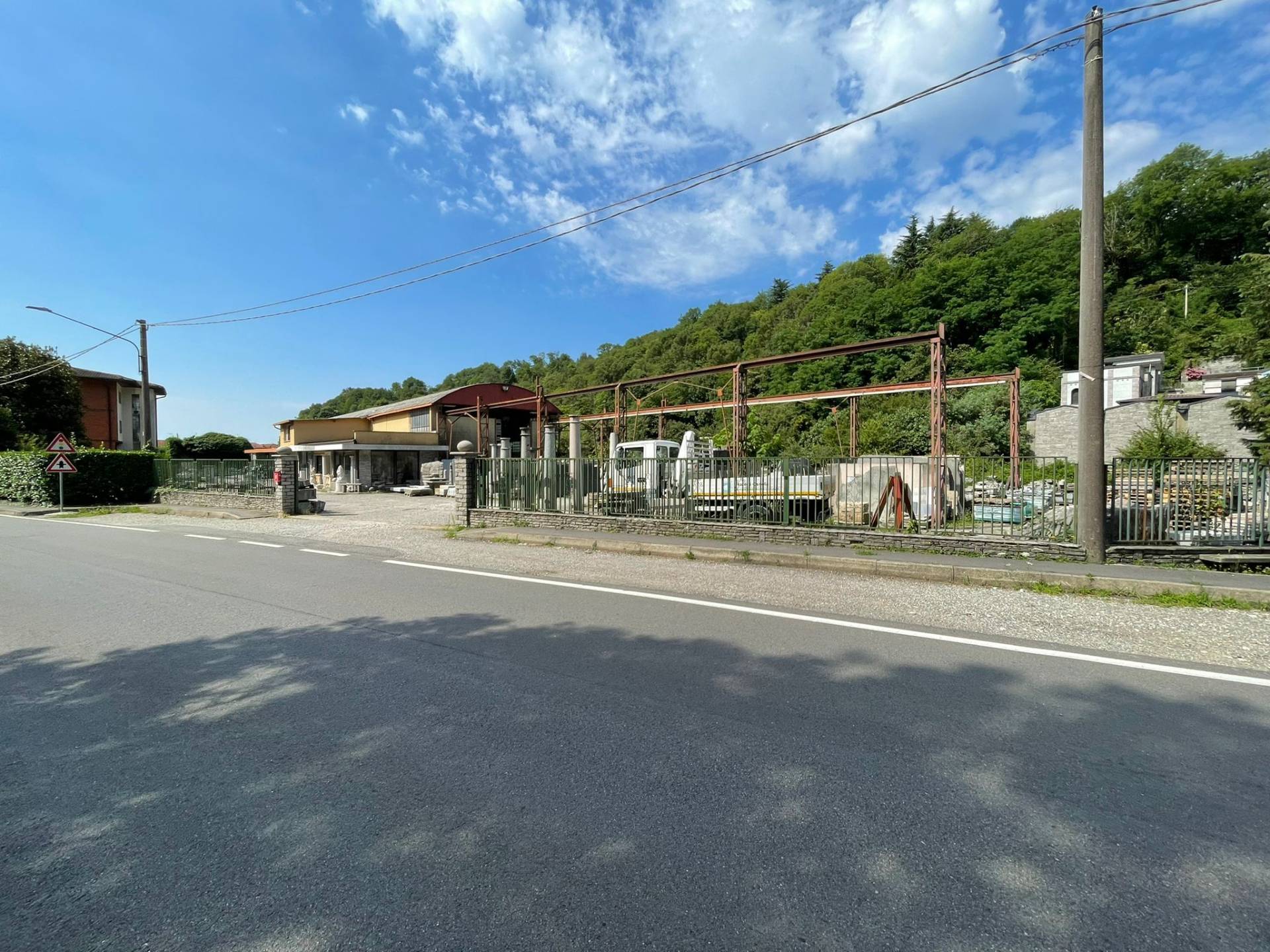 Capannone in vendita a Leggiuno, Cellina