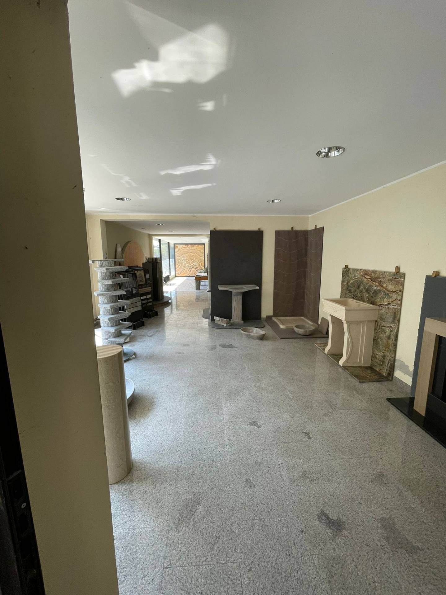 Capannone in vendita a Leggiuno, Cellina