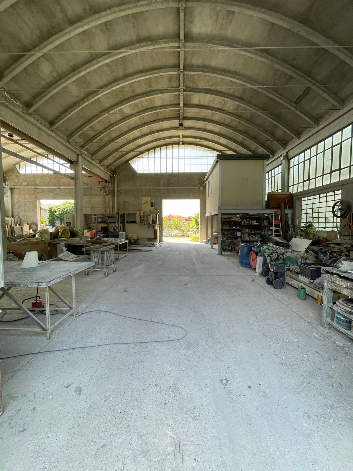 Capannone in vendita a Leggiuno, Cellina