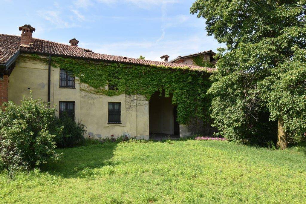 Locale commerciale in vendita a Cameri