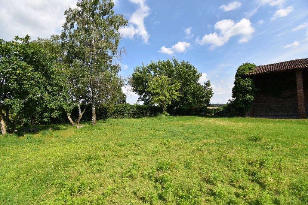 Locale commerciale in vendita a Cameri