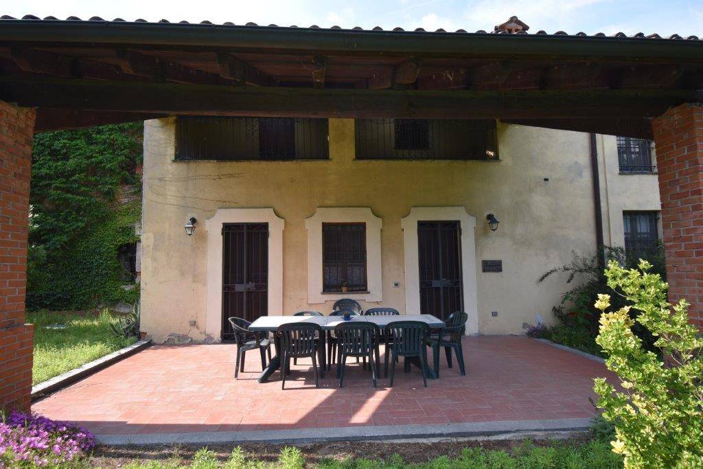 Locale commerciale in vendita a Cameri