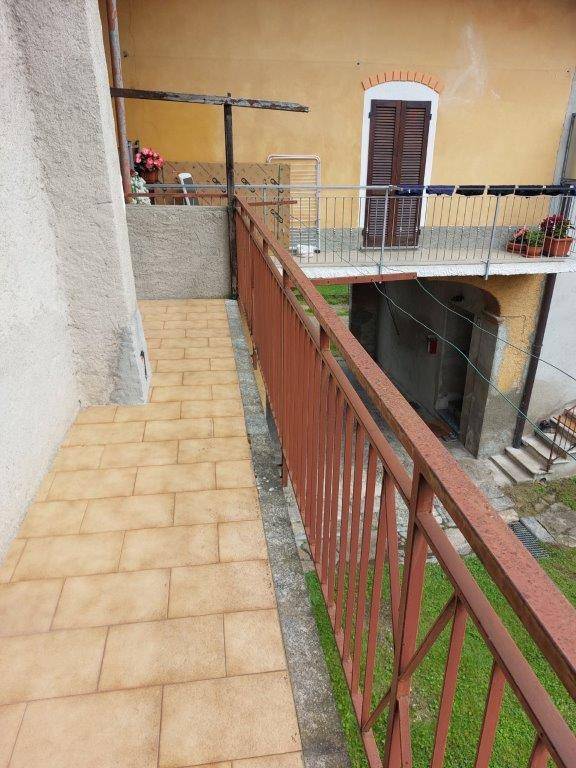 casa semindipendente in vendita a Laveno-Mombello, Mombello