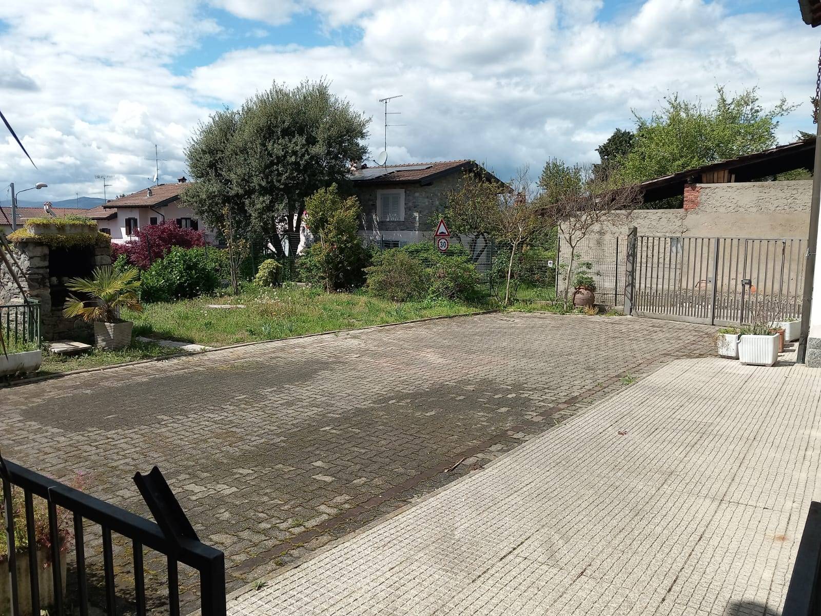 casa semindipendente in vendita a Cadrezzate con Osmate