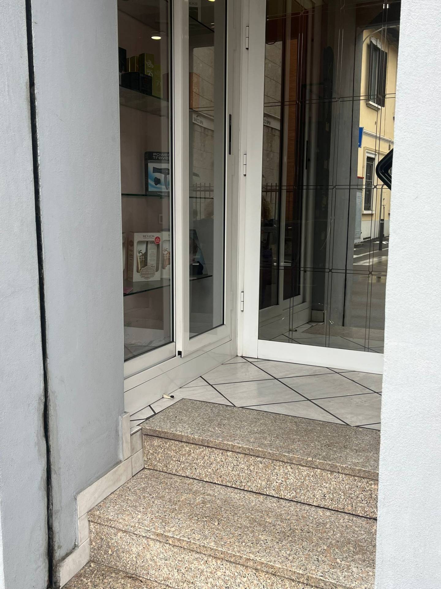 Locale commerciale in affitto a Gorla Minore