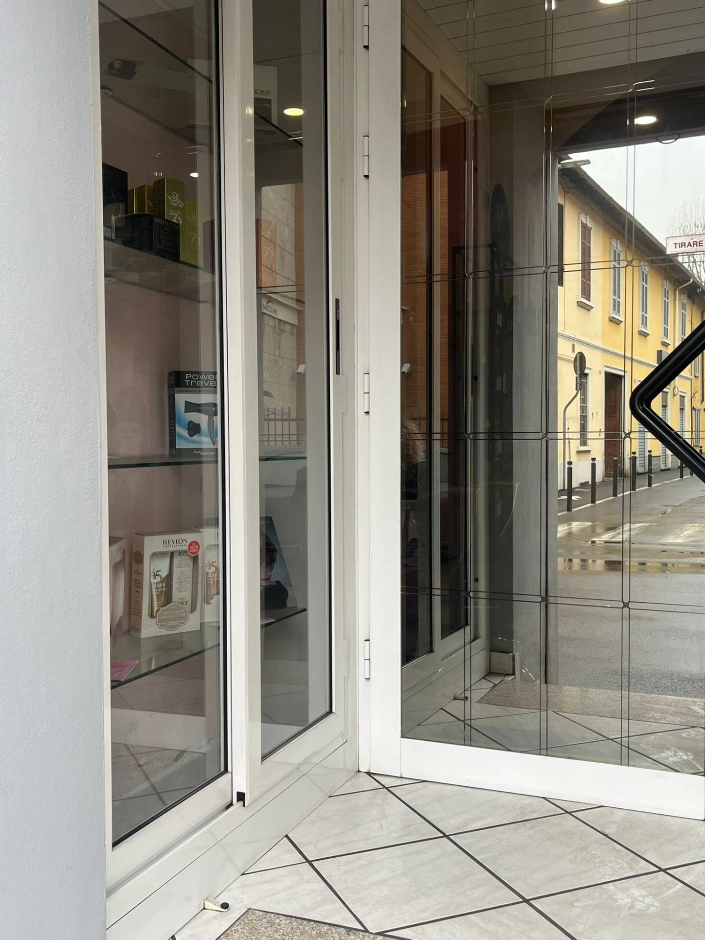 Locale commerciale in affitto a Gorla Minore