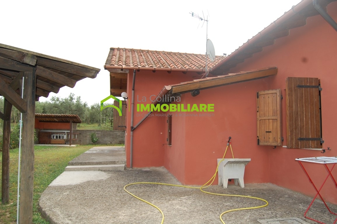 Casale con terreno in vendita a Velletri