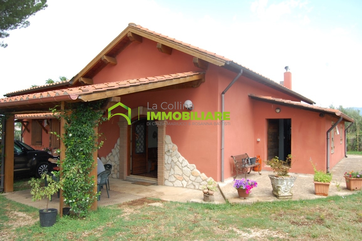 Casale con terreno in vendita a Velletri