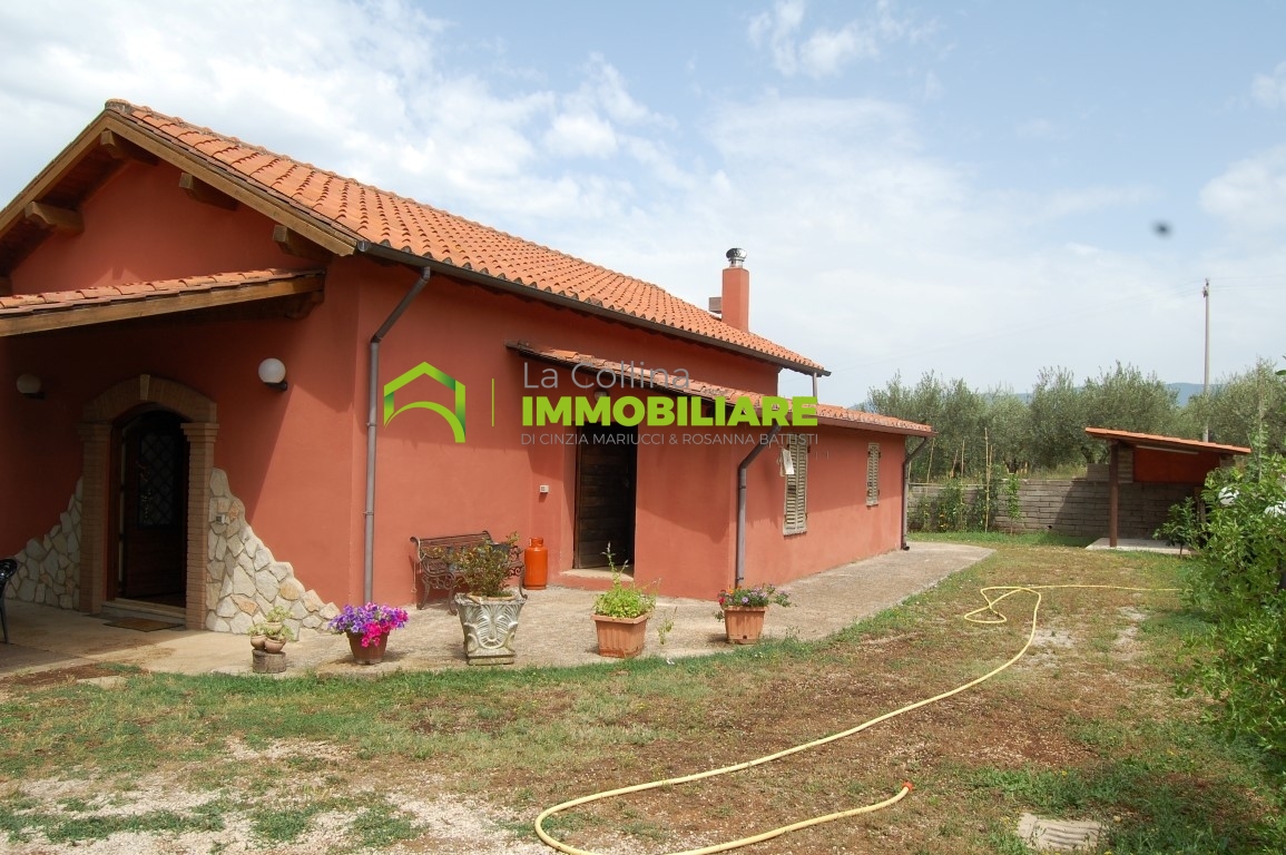 Casale con terreno in vendita a Velletri