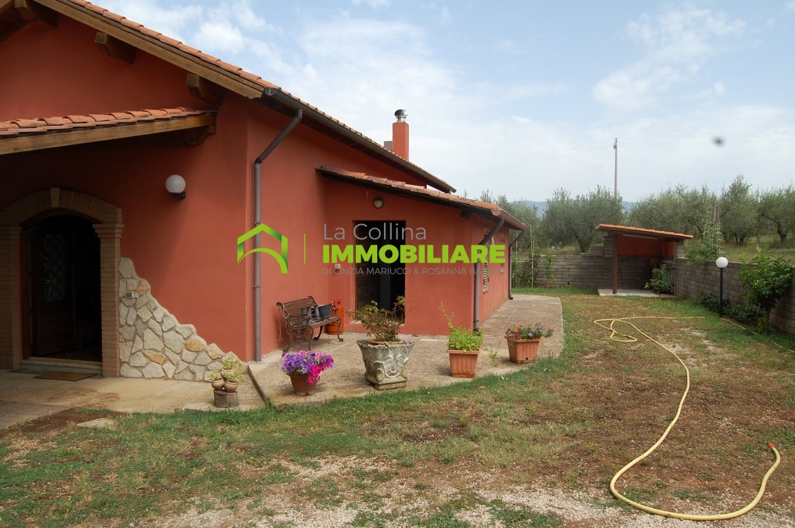 Casale con terreno in vendita a Velletri