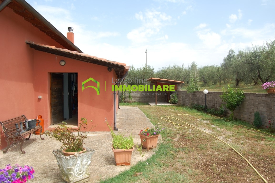 Casale con terreno in vendita a Velletri