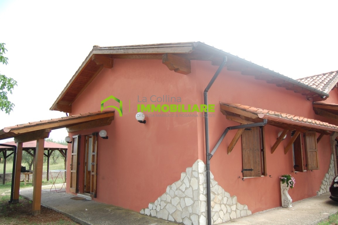 Casale con terreno in vendita a Velletri