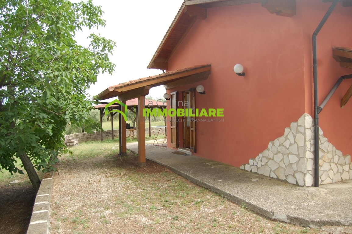 Casale con terreno in vendita a Velletri