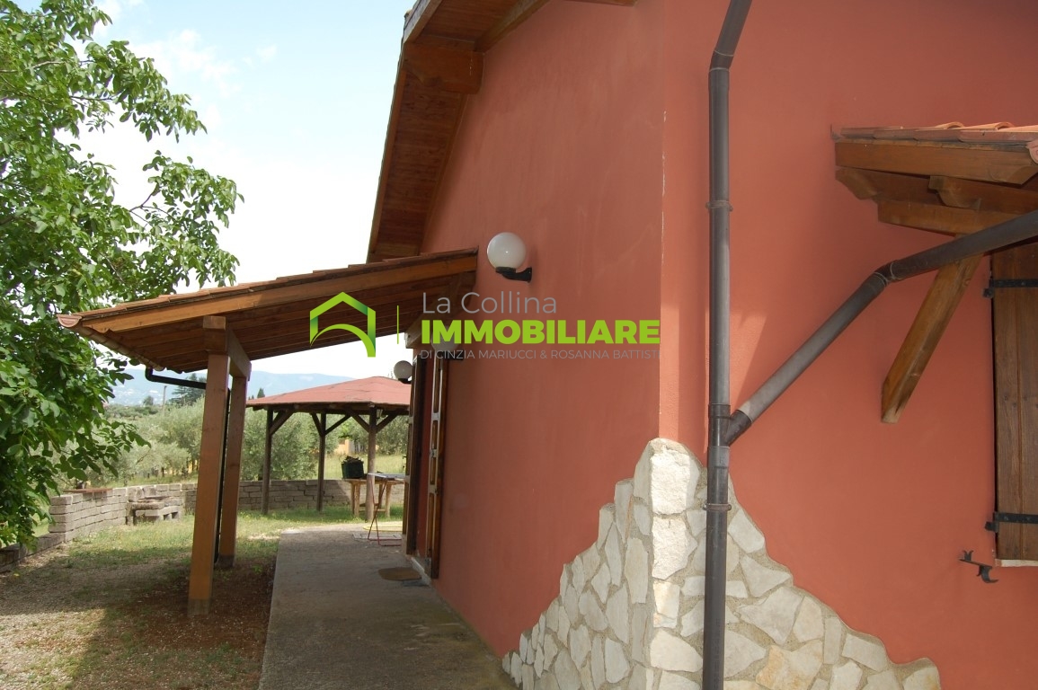 Casale con terreno in vendita a Velletri