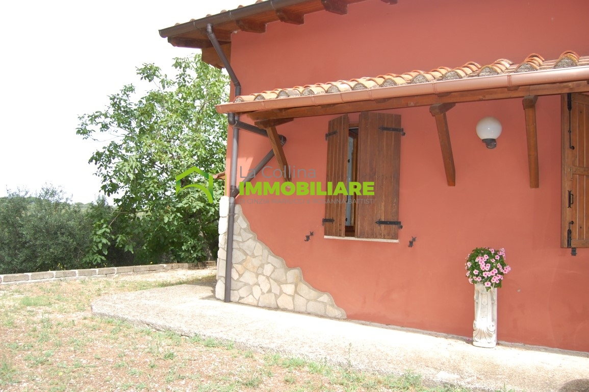 Casale con terreno in vendita a Velletri