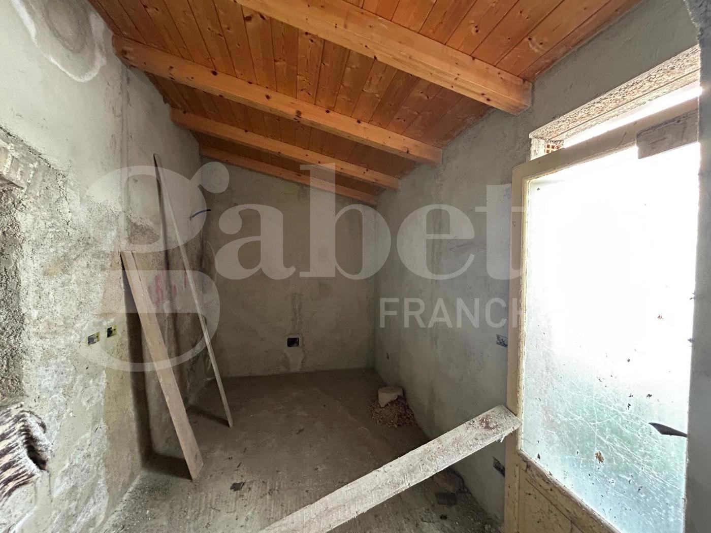 Casa indipendente da ristrutturare a Spadafora