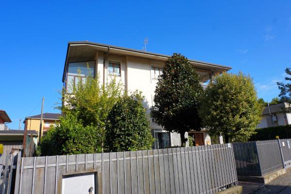 Villa Bifamiliare con giardino in via dei caduti, Curno