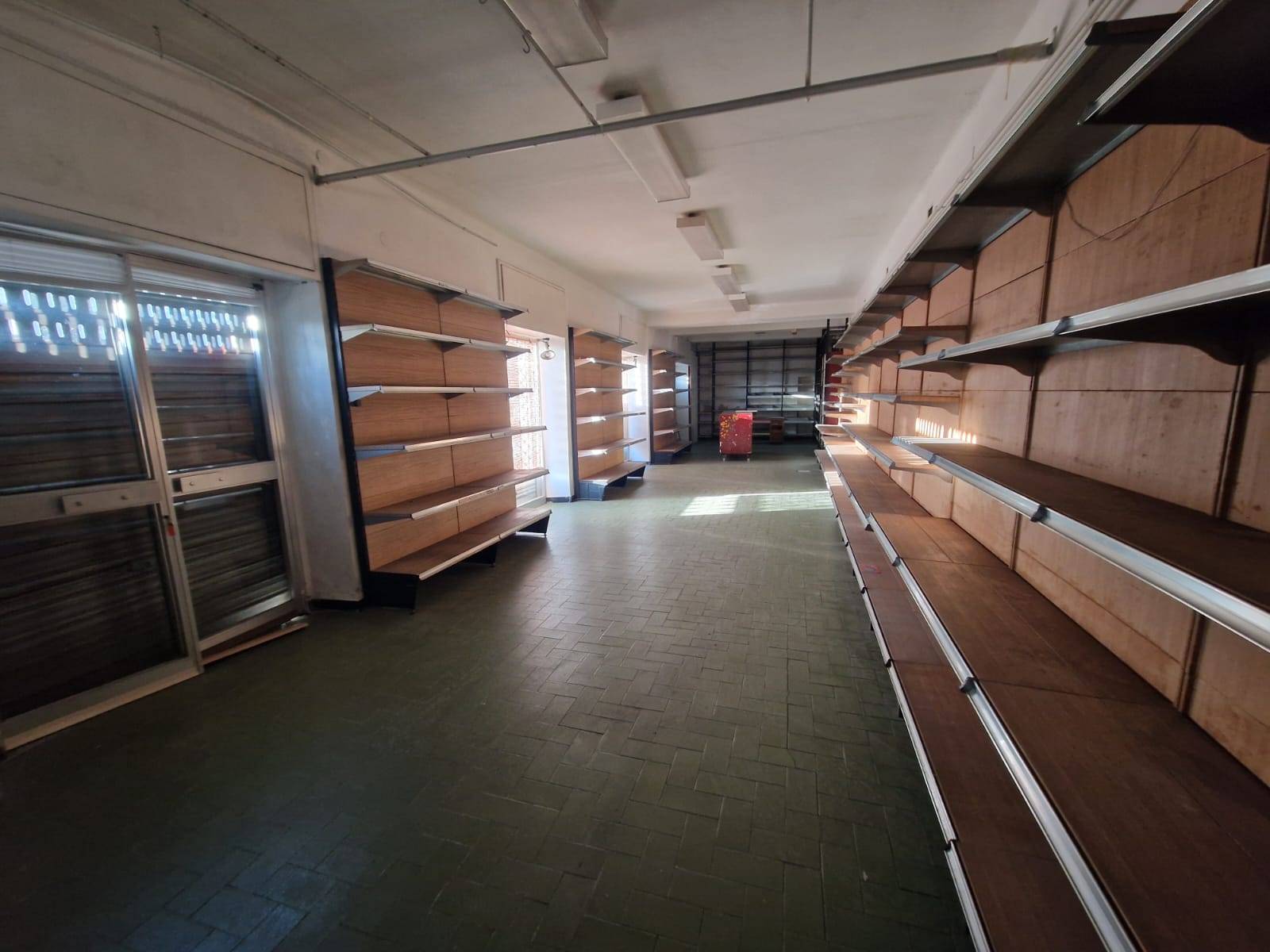 Locale commerciale in affitto a Mele