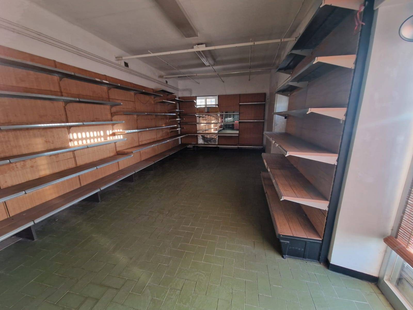 Locale commerciale in affitto a Mele